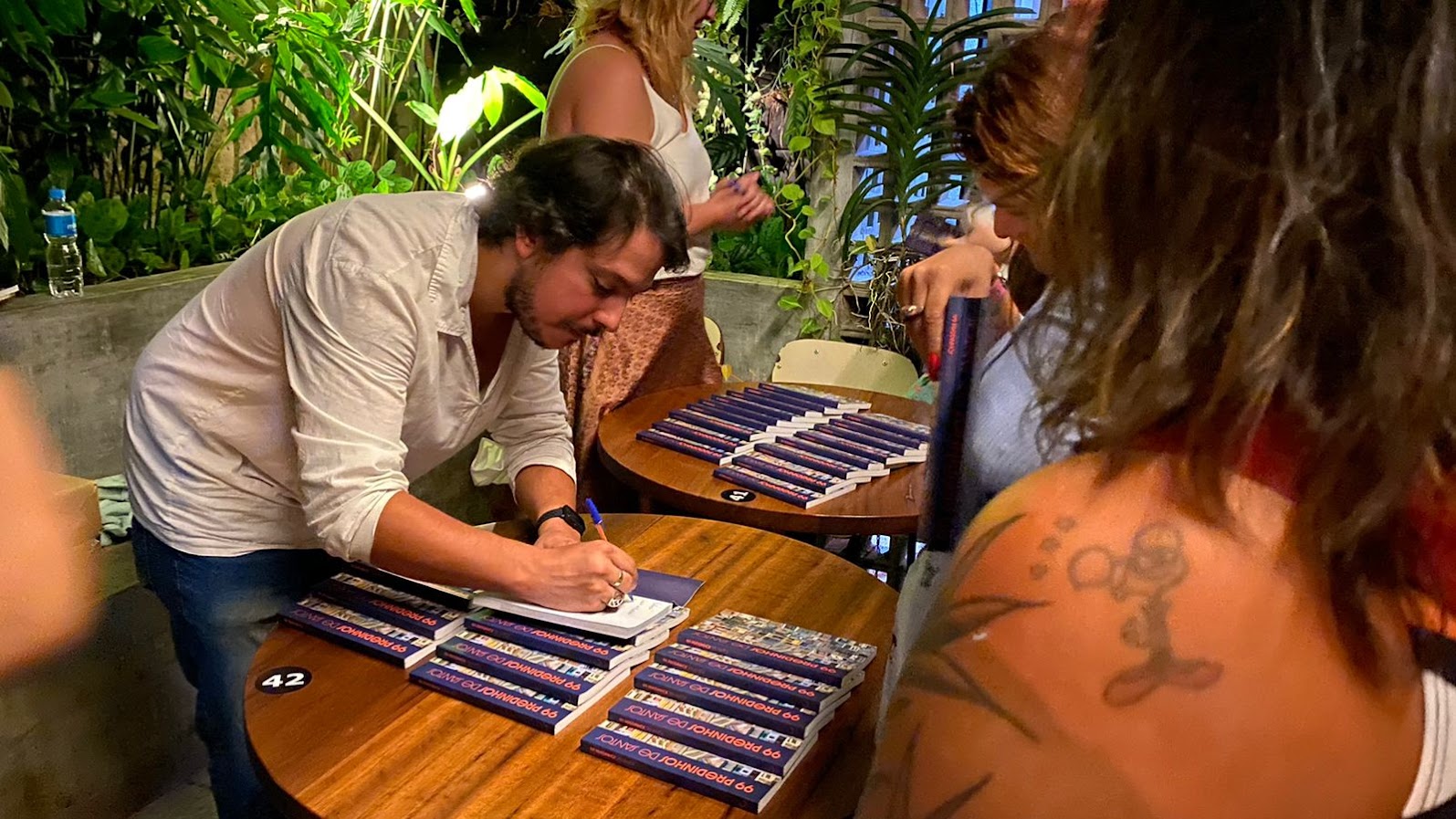 o fotografo o rafa dandrea autografando livros