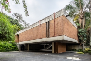 Residência unifamiliar construída como um volume parcialmente apoiado no terreno, gerando um acesso em pilotis. Um vazio central articula e organiza as funções, orientadas em função das áreas livres remanescentes do terreno